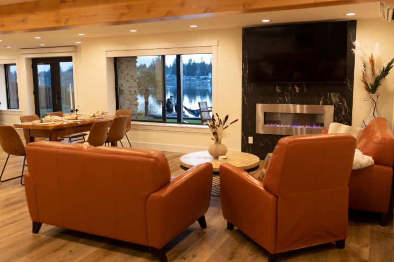 Leather armchairs, fireplace and a lake view through the window