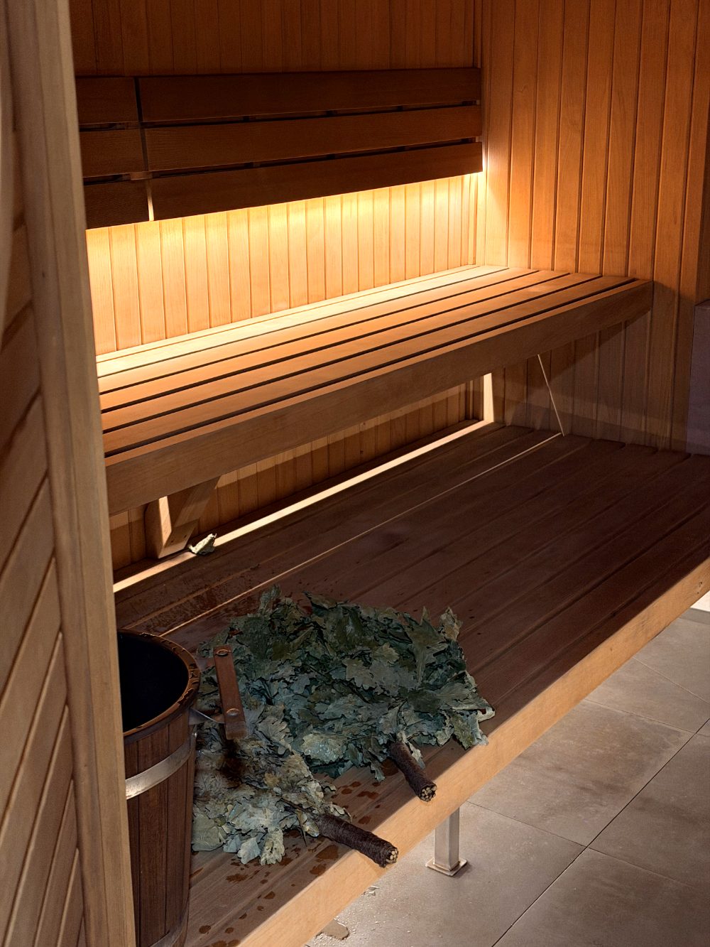 Federal Way sauna with warm LED light and fresh veniks